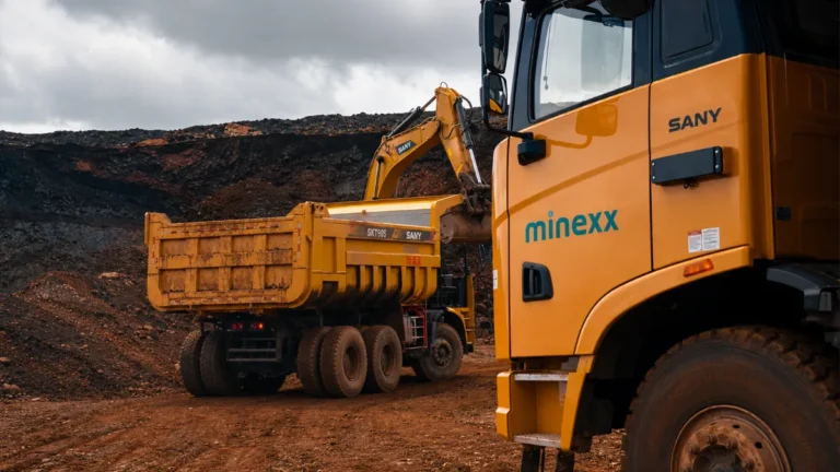 Minexx: Vagas para Motoristas de Caminhão CNH E em Sarzedo, MG
